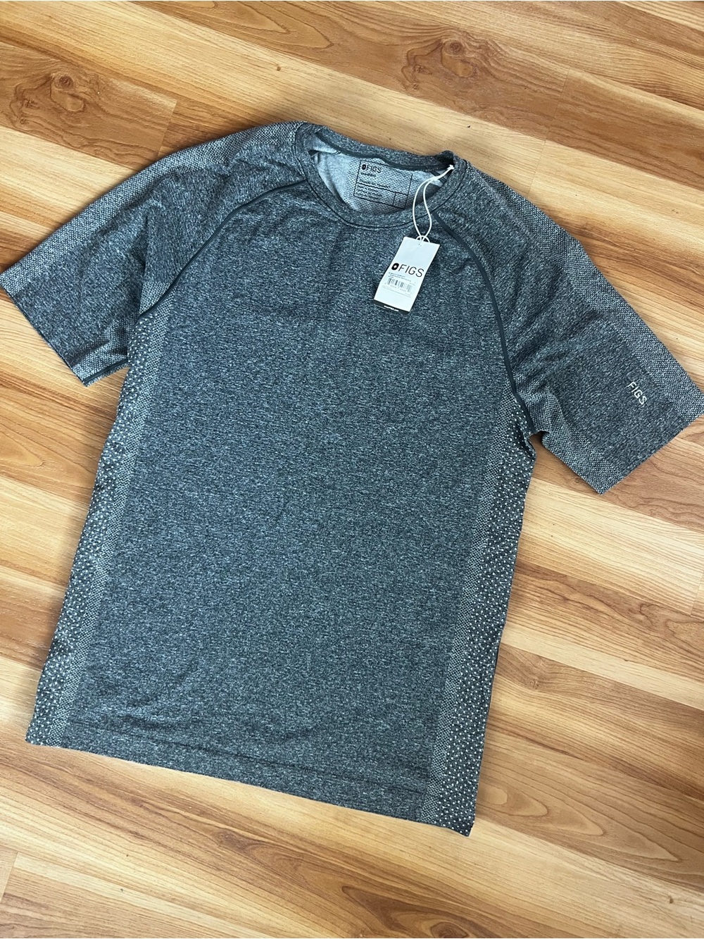 Figs Men’s Short-Sleeve Performance Tee in Heather Gray